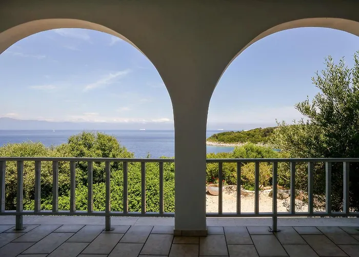 Vilă Lioniskari Seaviews - Paxoi's Private Pool Oasis *