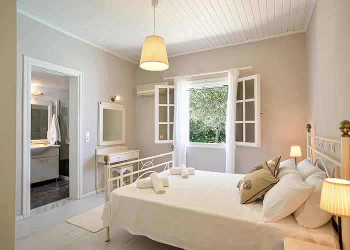 Lioniskari Seaviews - Paxoi's Private Pool Oasis *