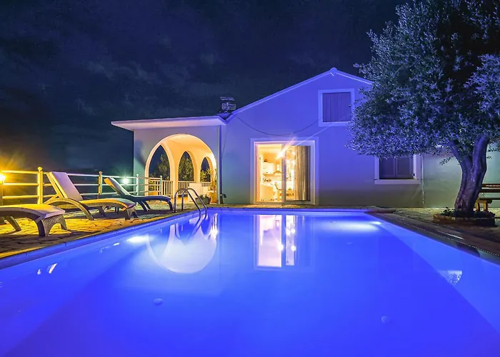 Vilă Lioniskari Seaviews - Paxoi's Private Pool Oasis *